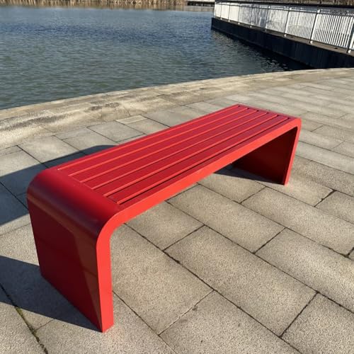 Banc extérieur rouge en acier pour aménager un coin détente sur le balcon