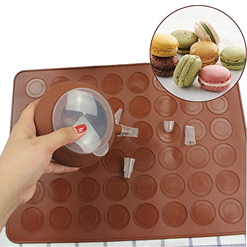 AIDUE Tapis de Cuisson Macaron, Plaque à Macarons en Silicone 48 Capacité Macaron Cuisson Tapis Moule avec 1 Poche à Douille et 4 Douilles Pâtisserie, Marron