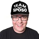 Cappellino nero ricamato in bianco, taglia unica con chiusura in velcro regolabile.