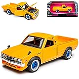 datsun 100a oldtimer te koop Aus Metall mit Plastikteilen, öffnenden Türen, Motorhaube, Heckklappe und drehbaren Rädern.