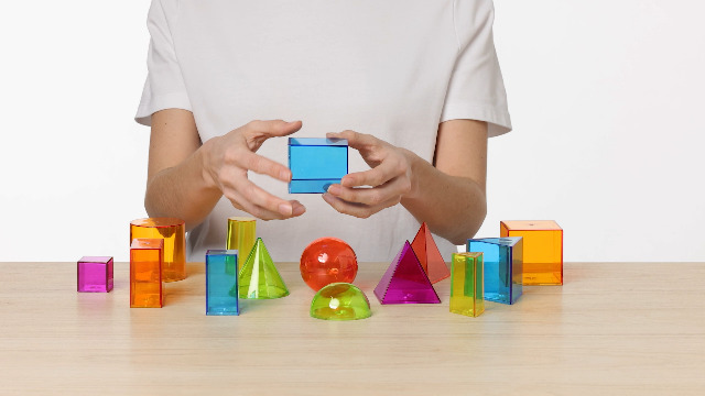 Learning Resources Formas Geométricas Transparentes View-Thru – Set De 14 Piezas De Plástico 3D Con Bases Extraíbles – Ideal Para Enseñar Volumen, Geometría Y Medición A Niños