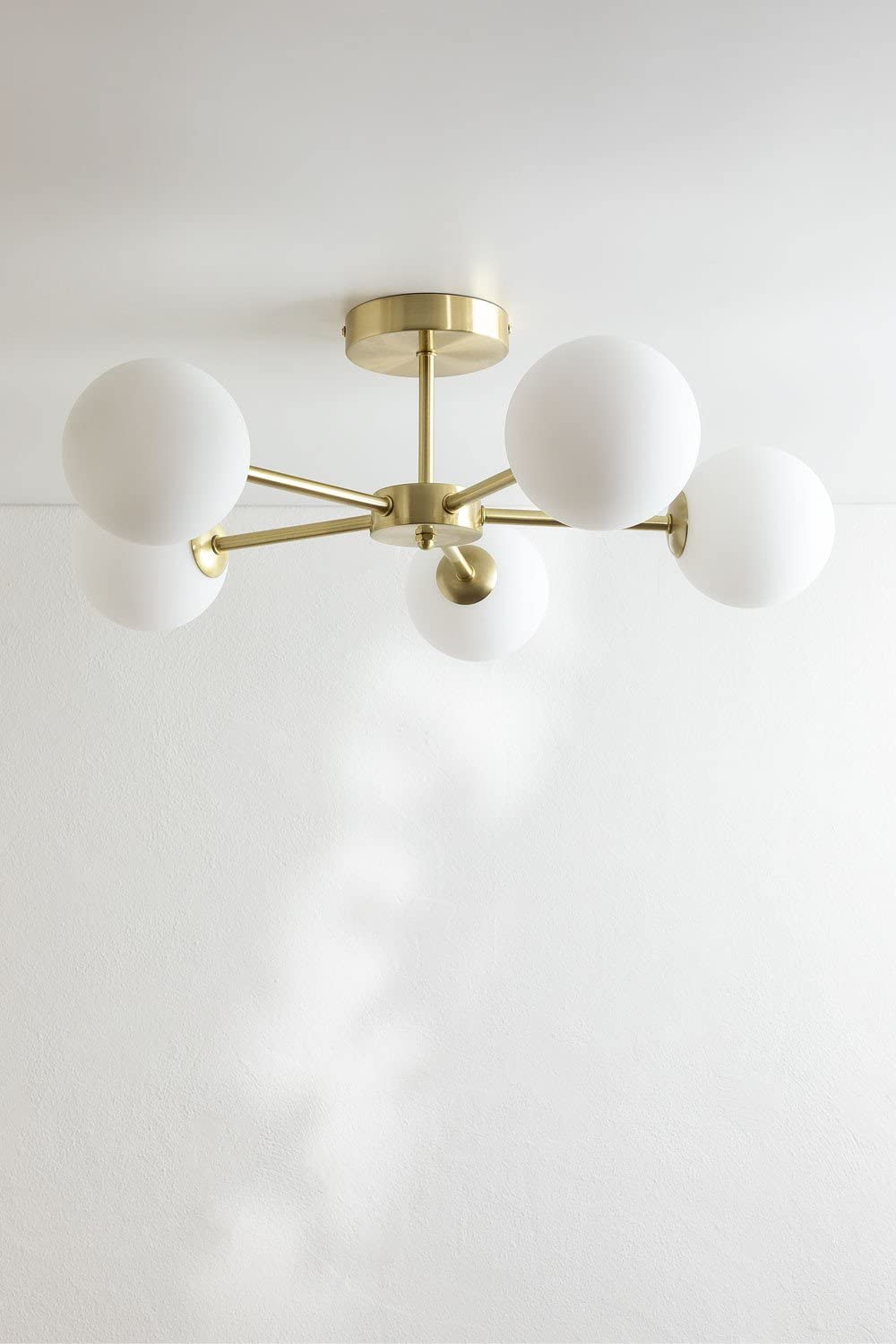 SKLUM Żelazna lampa sufitowa Castefi z 5 szklanymi kulami