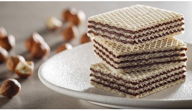 Pilha de biscoitos wafer Loacker Quadratini de chocolate dispostos sobre um prato branco