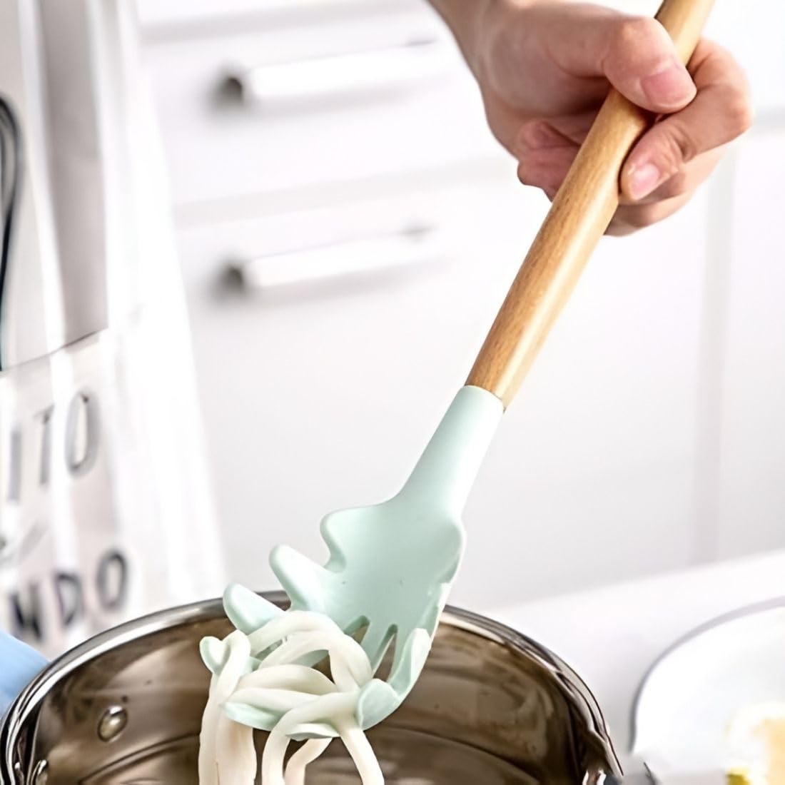 Besillia Pasta Catch Noodle Strainer Kitchen Spoon and Spaghetti Noodles Spaghetti Spoons Twirling Serving Spoon Slotted Silicone with Wooden Handle (Pack of 2, Green) 4