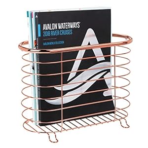mDesign porte-revue autoportant pour la salle de bain – porte-magazine élégant en métal – porte-journal raffiné aussi utilisable pour des livres, tablettes etc. – couleur or rouge