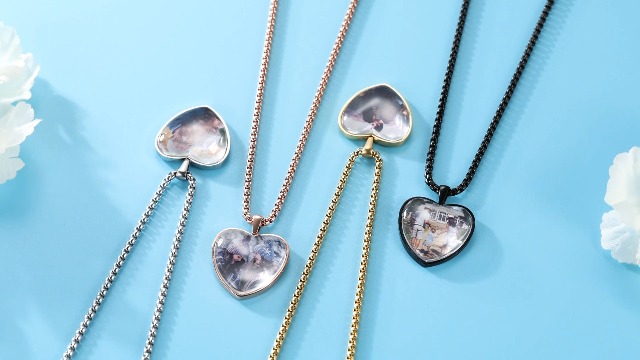 INBLUE Collana con Coppia di Cuori Personalizzata Set Incisione Nome Data per Uomo Donna Birthstone Catena Regolabile in Acciaio Inossidabile Ciondoli di Relazione d'Amore(Color Argento