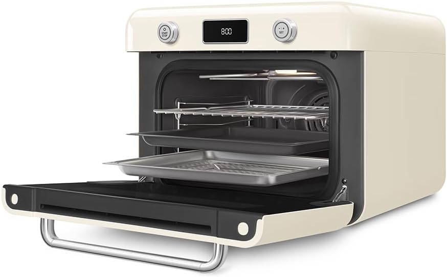 Interior view del forn combinat Smeg Mini COF01CREU amb la porta oberta, on es veu l'element calefactor i el ventilador.