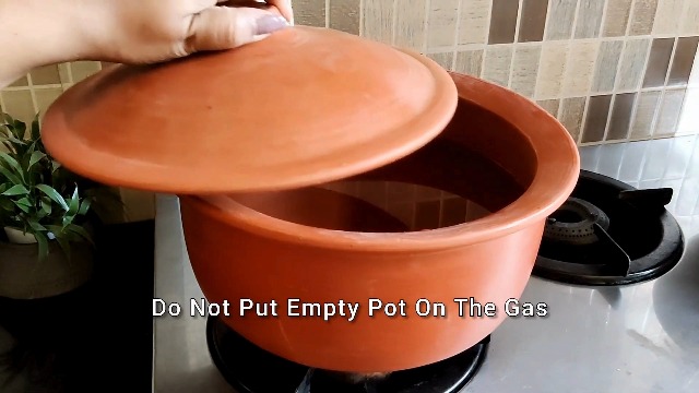 Qizning jinsiy olatni oziga tikayotgani videosi Dadam dugonasi bilan qizini vannadan chiqarib sikishdi.