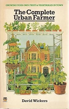 Paperback The complete urban farmer: growing your own fruit and vegetables in town Book