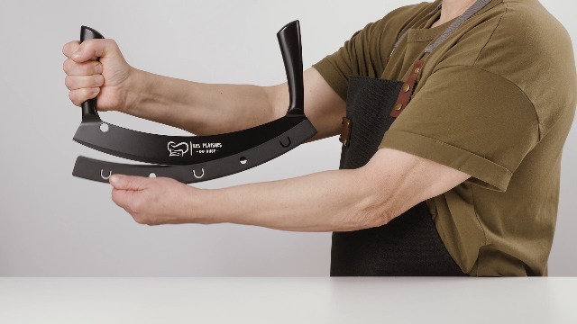 Les Plaisirs du Chef – Extra scherpe pizzasnijder/pizza snijder met anti-kleeflaag | groot zwart pizzames (wiegemes) 35,5 cm met dubbel handvat – stijlvol pizza keukengerei