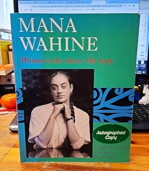 Paperback Mana wahine: Women who show the way Book