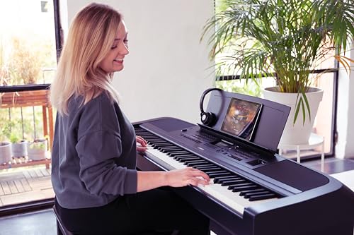 Yamaha DGX-670 - Tragbares Digitalpiano Mit 88 Gewichteten Tasten, Bluetooth Audio, CFX Piano Sound, 630 Instrumentenklängen - Schwarz