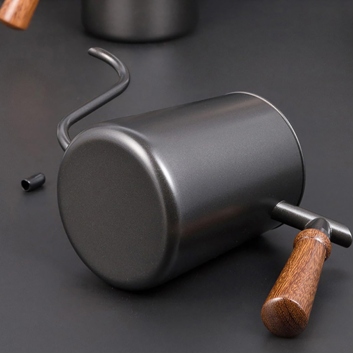 Bollitore Design Moderno ed Elegante per Caffè in Acciaio Inossidabile 600ml con Becco lungo Gooseneck e Manico in Legno per Versare con Precisione per Uso Domestico