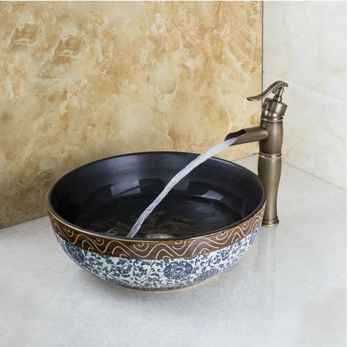 Robinet laiton antique et lavabo assorti avec une finition vintage pour une salle de bain rétro chic