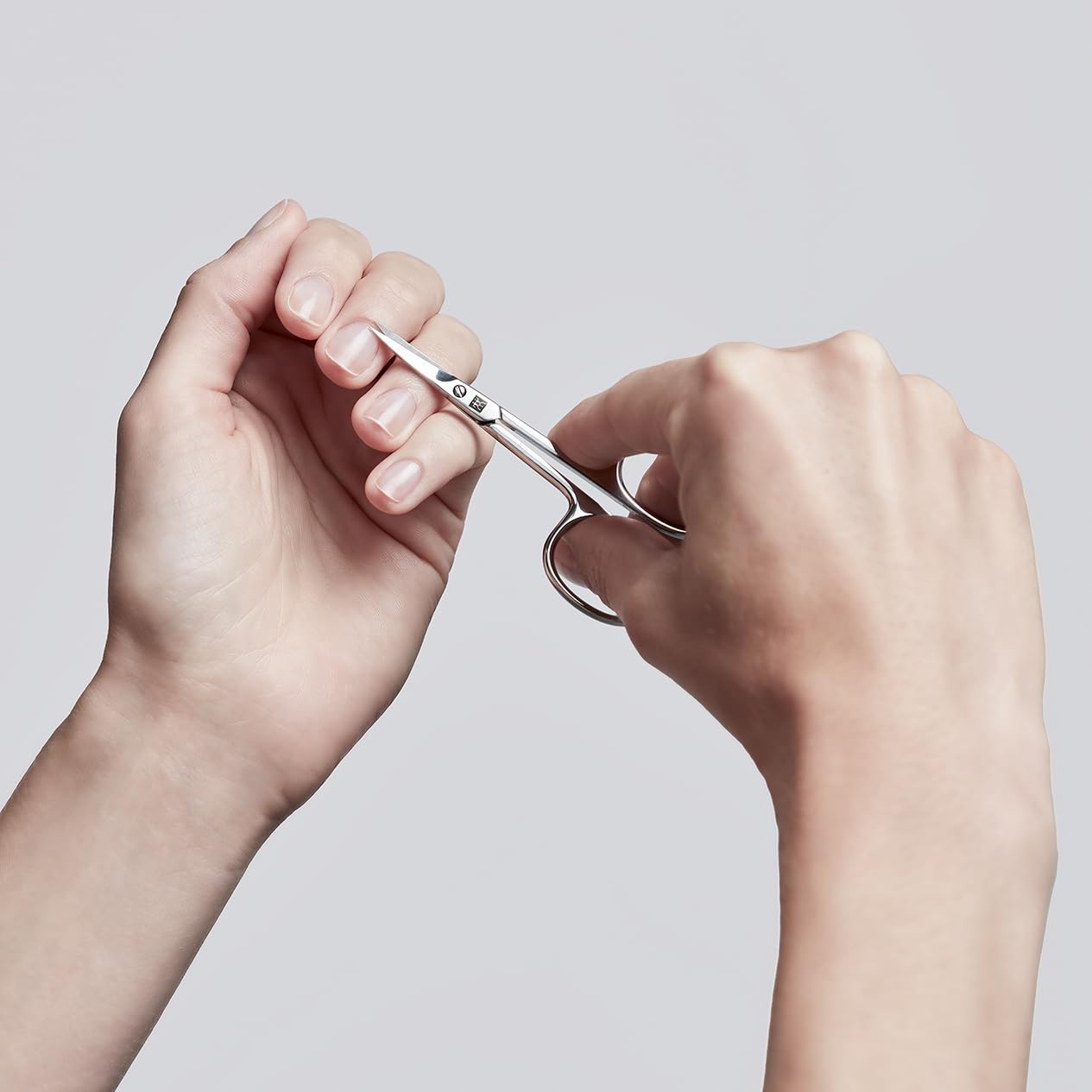 ZWILLING Forbici per cuticole (taglio preciso per i resti di pelle, lama affilata e affusolata, ipoallergeniche), lucide, argento, 90 mm