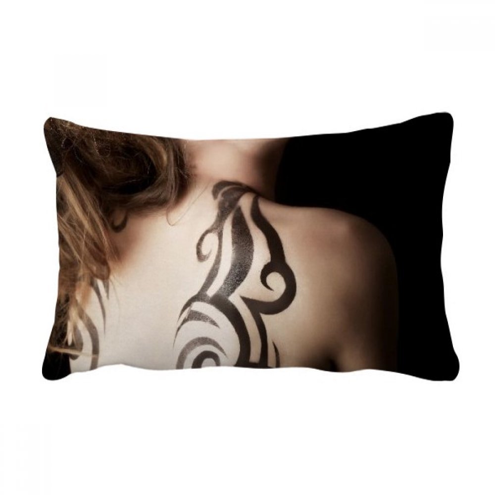 Soulager le dos sur le canapé grâce au coussin lombaire Tatouage Brunette