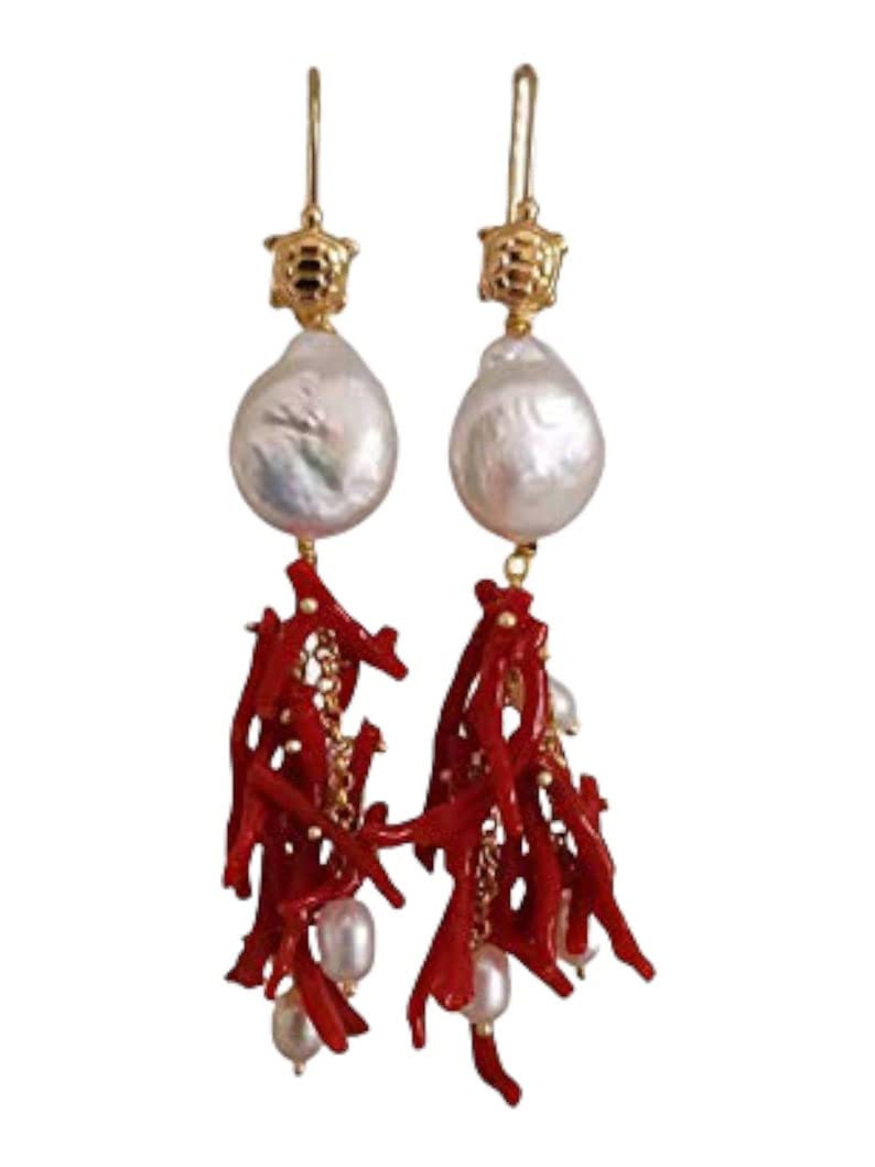 Orecchini a Grappolo in Argento 925 Placcato Oro con Rametti di Corallo Rosso e Perle Barocche Piatte
