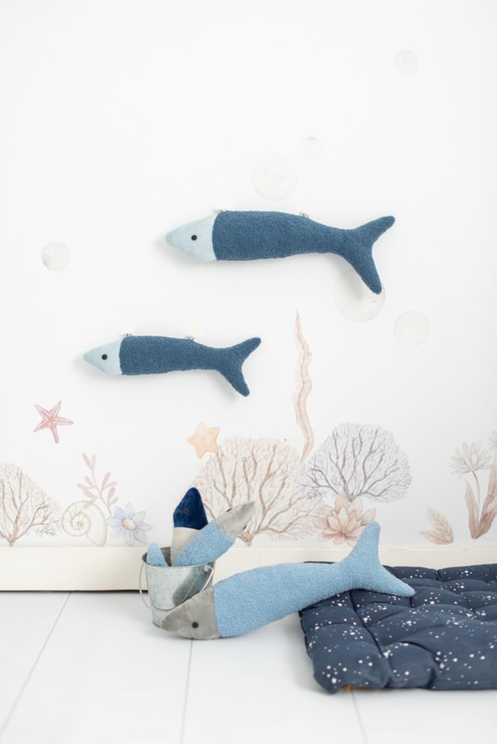 Peluche de paroi poisson bleu marine pour veiller sur les nuits de bébé