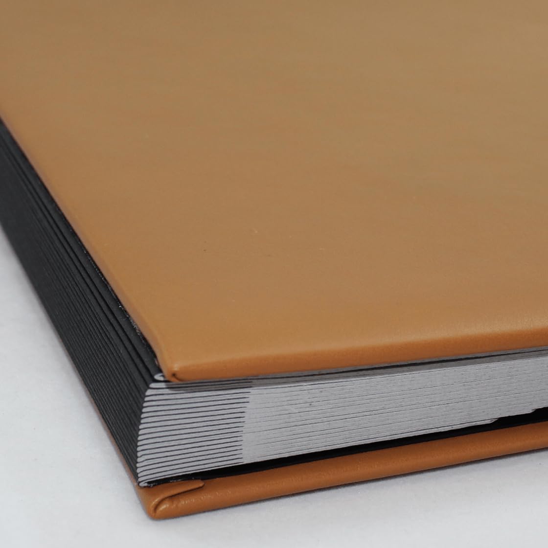 Unterschriftenmappe aus glattem Vollrindleder in Cognac, Softcover, dehnbarer Rücken, 20 Register-Trennblätter aus stabiler grauer Kartonage, Aufnahme von DIN A4, Prägungen auf Anfrage