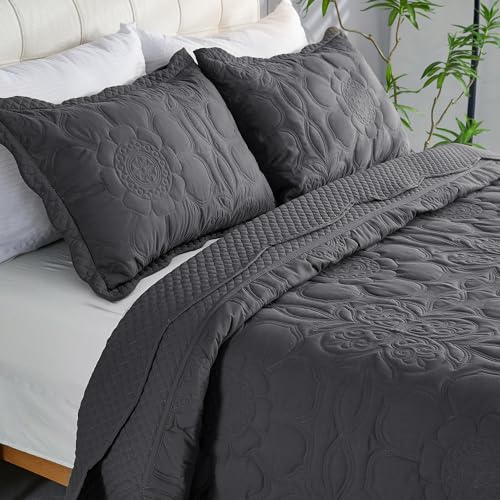 Image of EVENHUG Oversized King Quilt California King Size Lightweight Bedding Set Reversible Bedspread Coverlets for All Seasons 3 Piece (Dark Grey 120 inchx120 inch)