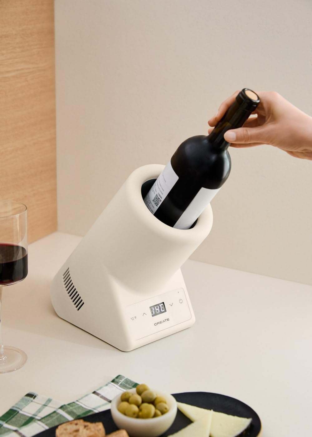 CREATE/BOTTLE COOLER/Enfriador de botellas de vino con temperatura regulable blanco roto / Ø9 cm botella, control de temperatura, pantalla LED, termómetro NTC, memoria última temperatura, 87W