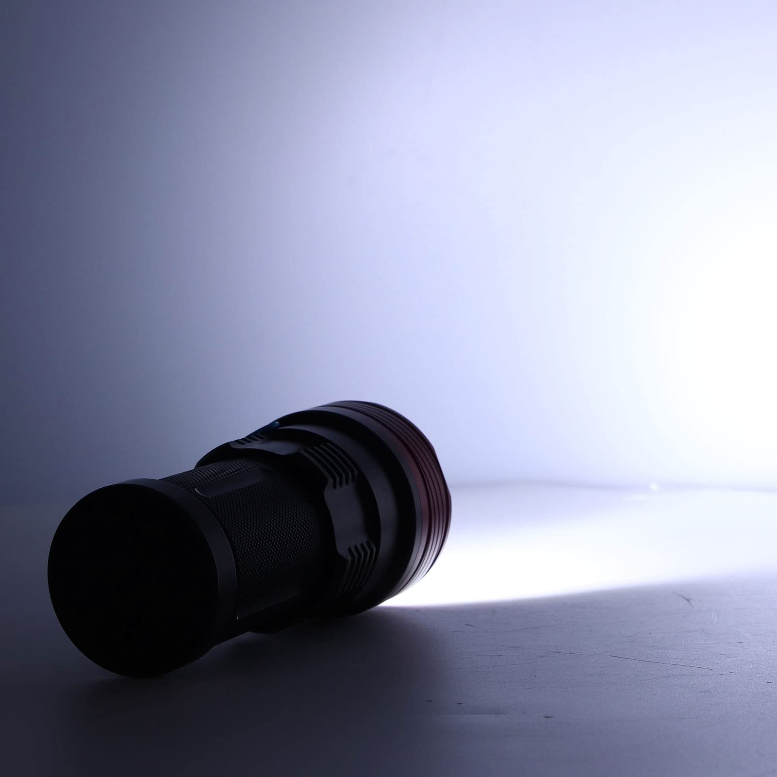 Latarka LED o wysokiej jasności 8000 lm Wodoodporna latarka kempingowa z 9 koralikami do lampy T6 do przygód na świeżym powietrzu piesze wycieczki Awaryjny stop aluminium 139 mm