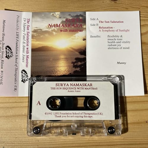 Surya Namaskara: The Sun Salutation With Mantras Podcast Por  arte de portada
