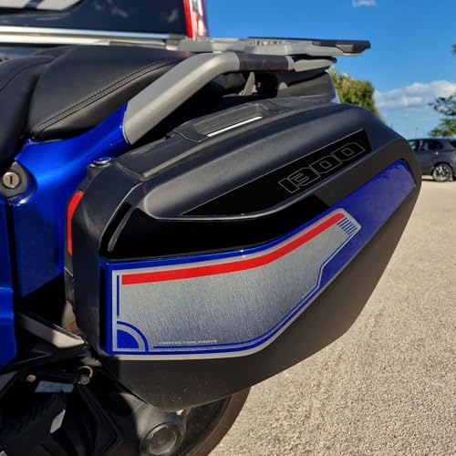 [FACILE DA APPLICARE]: Maneggiare l’adesivo esclusivamente dai bordi evitando di toccare la parte adesiva con le mani, applicare l’adesivo tenendolo perfettamente allineato alla sagoma della moto per evitare azioni di attacca e stacca che potrebbero compromettere la tenuta della colla nel tempo. Consigliamo di cominciare da un lato e delicatamente eliminare ogni bolla d’aria man mano che si procede verso il lato opposto