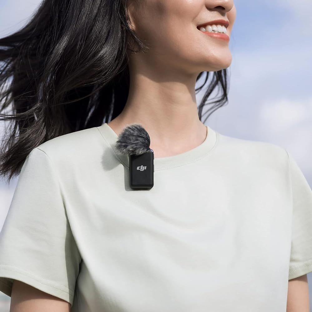 dji Mic (2 TX + 1 RX + Estuche de Carga), micrófono lavalier inalámbrico, 15 Horas de batería, cancelación de Ruido micrófono inalámbrico para PC, iPhone, Grabar entrevistas, Youtube, Vlogs