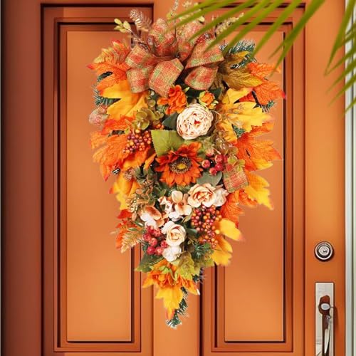 Couronne d'automne de porte d'entrée aux fleurs d'érables et baies