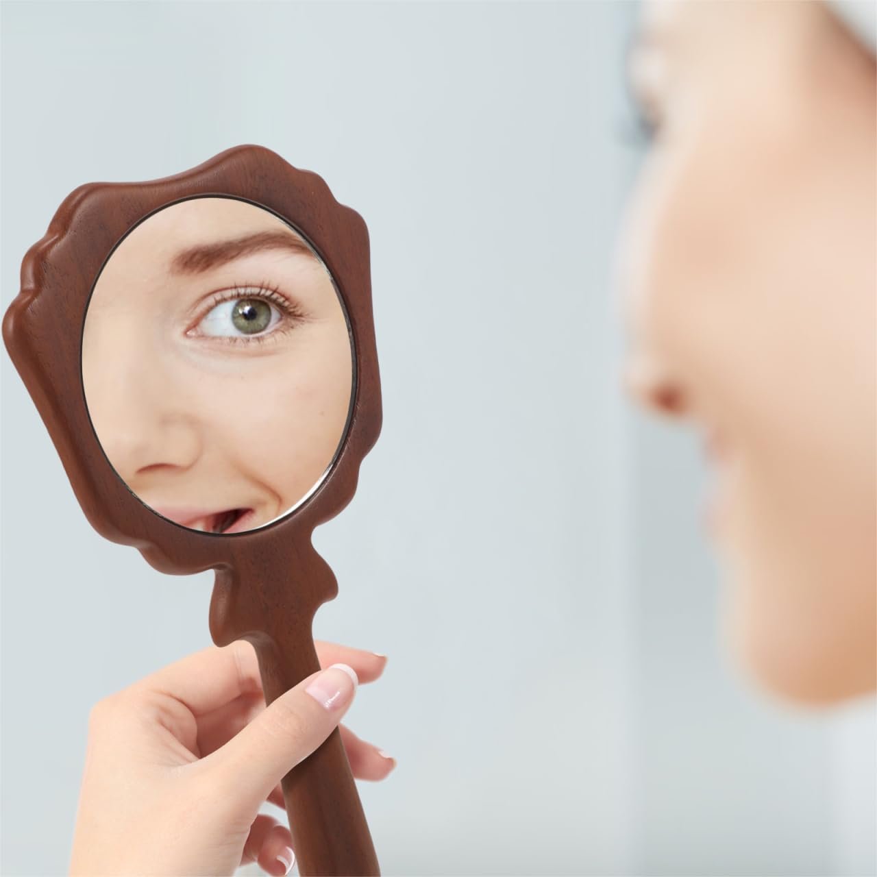 FOMIYES Miroir à main avec poignée en bois massif pour la sophistication, parfait pour les salons de beauté de voyage