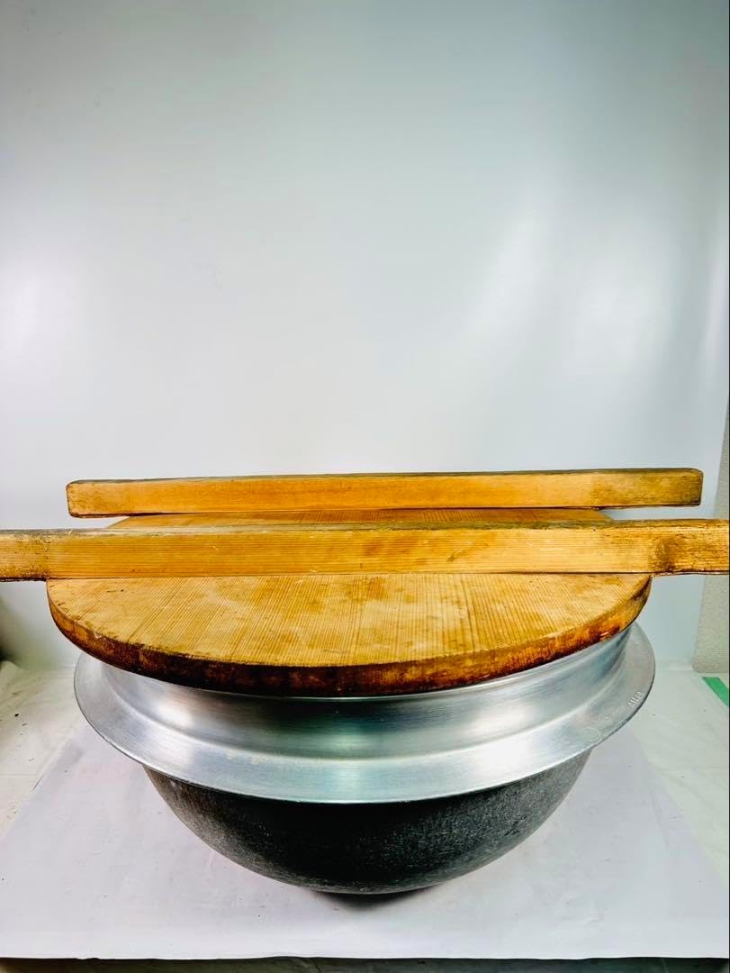 【珍品】大型茹で釜　木蓋つき　大釜　蕎麦屋　茹で釜　アンティーク　羽釜　５６ｃｍ 珍大型茹で釜 木蓋つき 大釜 蕎麦屋 茹で釜 アンティーク 羽釜 56cm