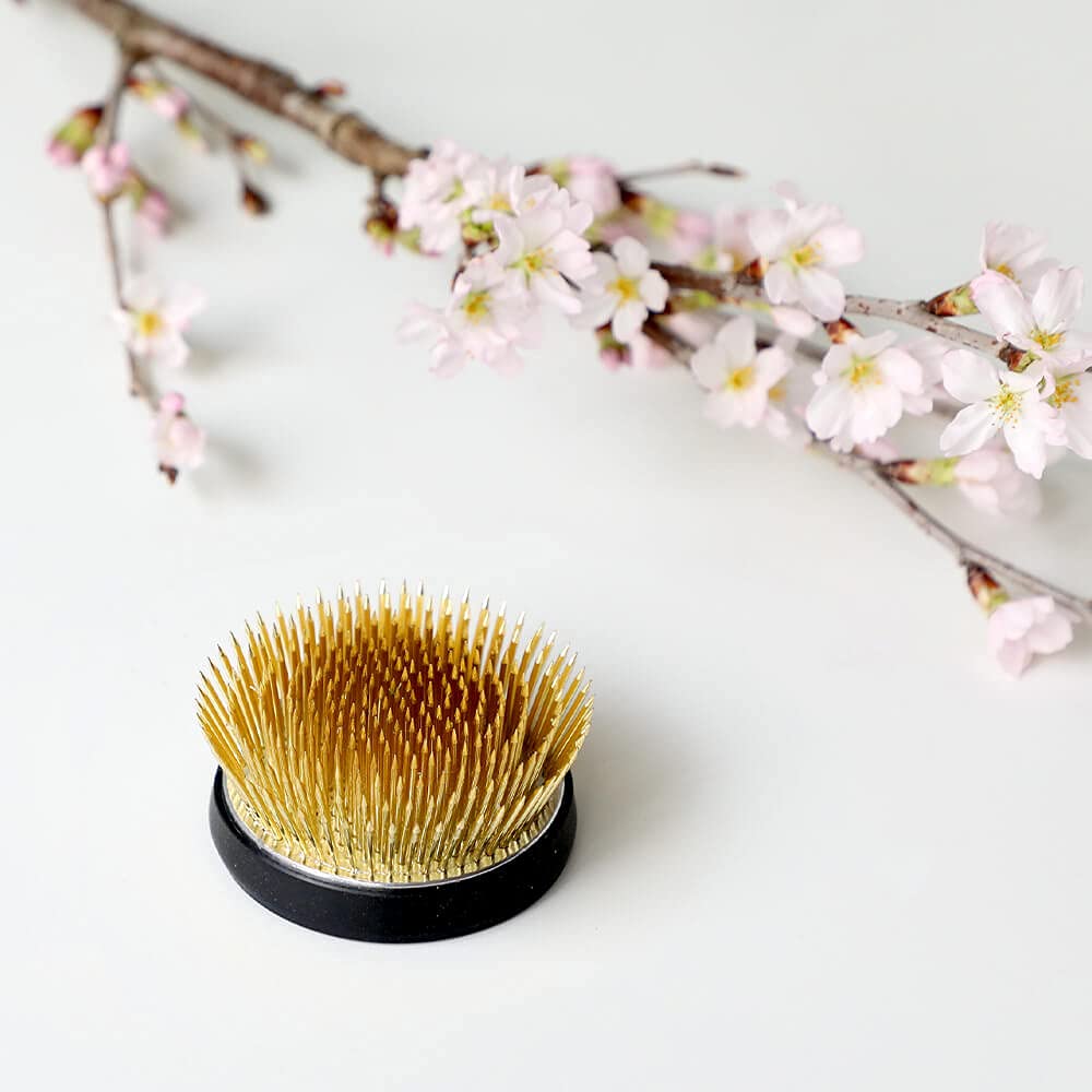 Wazakura Strahlenförmiger Ikebana-Kenzan 62 mm Messing Japanischer Blumenfrosch Made in Japan