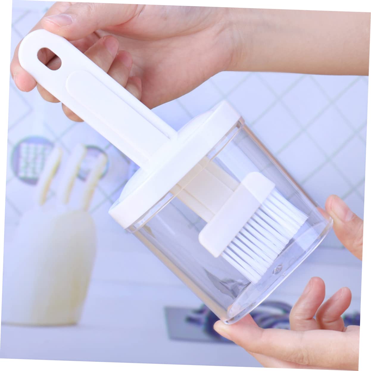 BESTonZON 2Pcs Bbq Brush with Container Heat Resistant Oil Sauce Cream Brush for Grilling Baking and Pastry Versatile Use for Meats Cakes and More Random Color