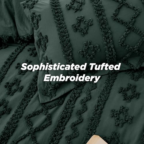 Bedsure Tufted Boho Comforter Set Queen Size - Emerald Green Boho Bed Set, GentleSoft™ 3 Pieces Farmhouse Shabby Chic Embroidery Bedding, Gifts for Woman, Soft Jacquard Queen Comforter for All Seasons