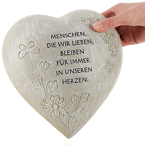 com-four® Grab-Dekoration in Herz-Form - verzierter Trauerstein mit Gedenkspruch - Gedenkstein mit Aufschrift - wetterfester Grabschmuck mit Schmetterlingen