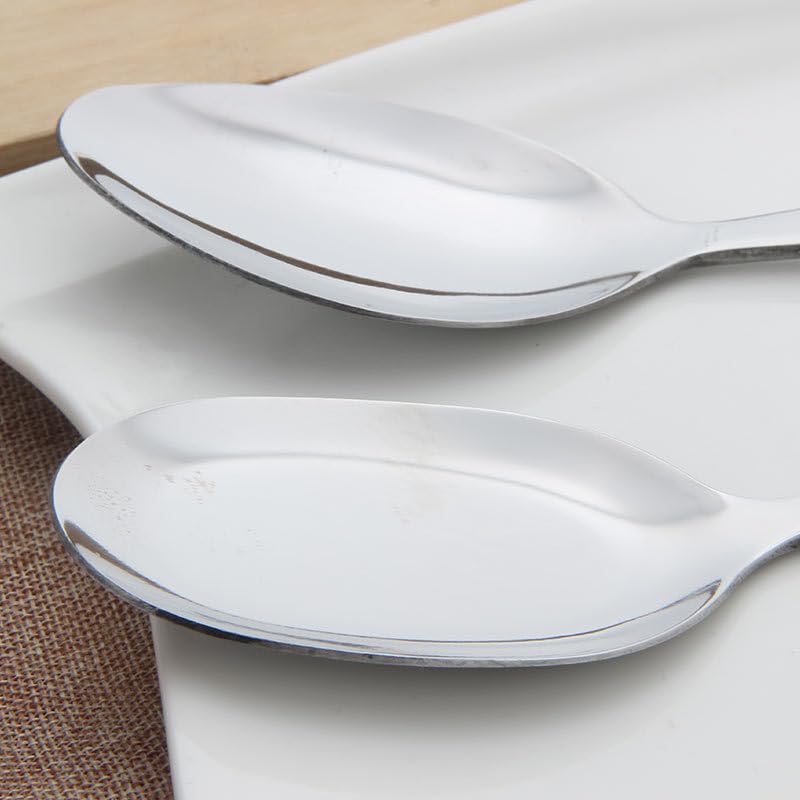 Juego de cubiertos de acero inoxidable con utensilios de servir, incluye cucharas, espátula y colador, ideal para uso doméstico y buffet