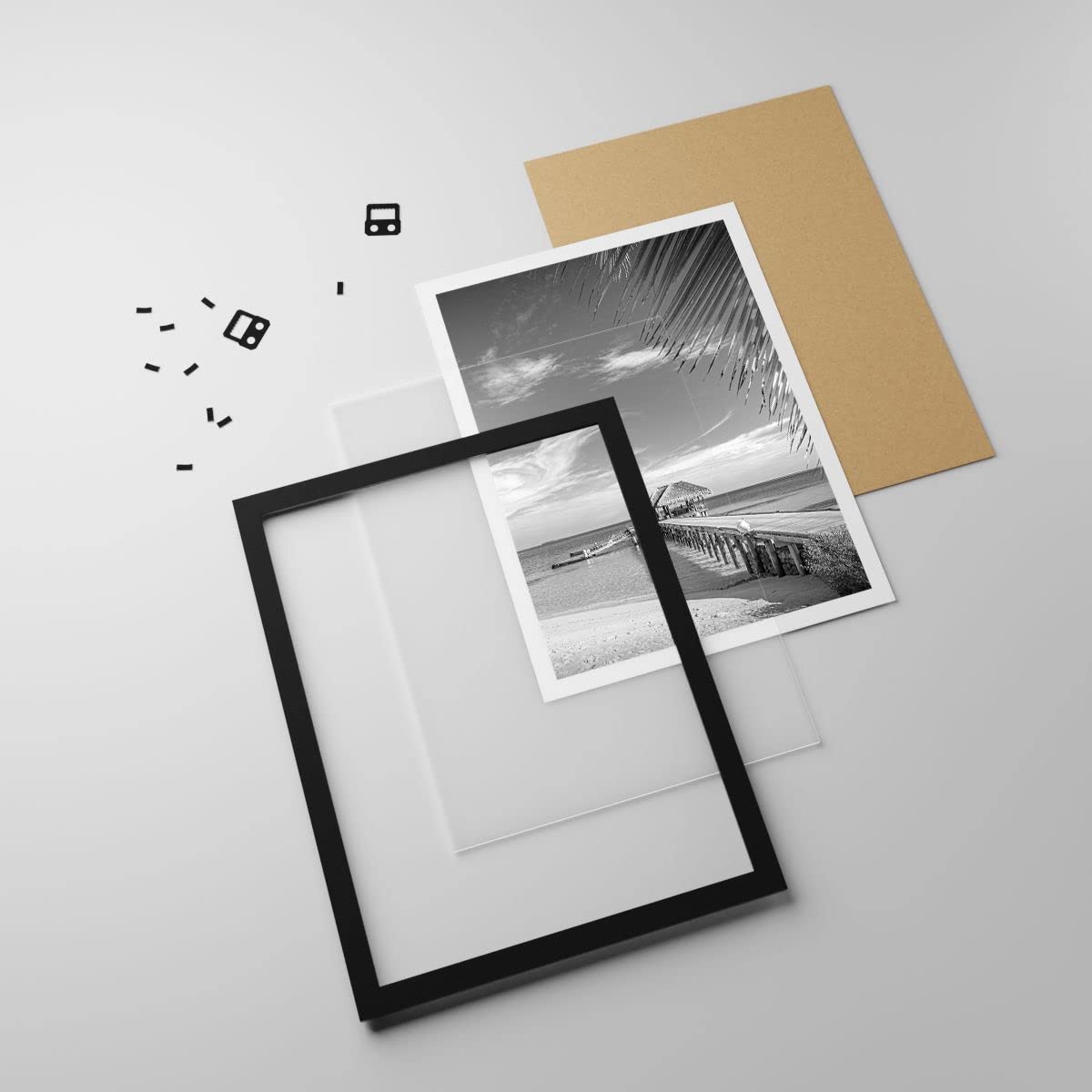 Poster Wandbild Kunstdruck 50x70cm Schwarz-Weiß Landschaften - 4750 - P2B | Paradiesisch Strand Einfarbig Vertikal mit schwarzem Rahmen Wohnzimmer Schlafzimmer Küche Büro Wanddeko Kunstposter ARTTOR