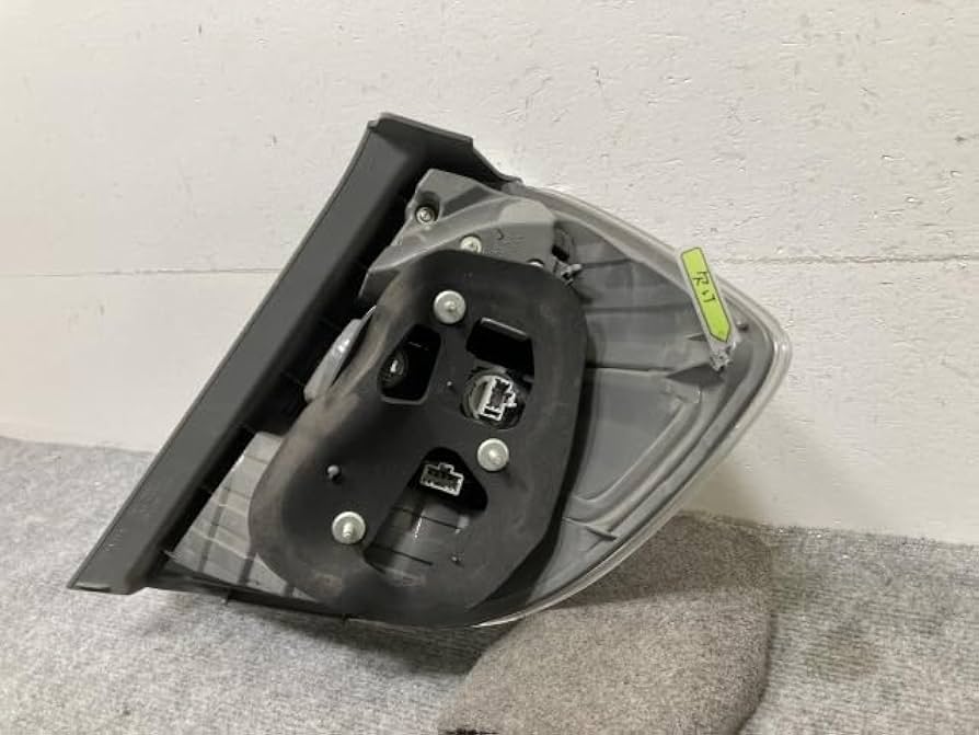 28 ホンダ フィット DAA-GP5 左テールランプ STANLEYW3699 フィット DAA-GP5 テールランプ R81 33500-T5A-J31 33550-T5A