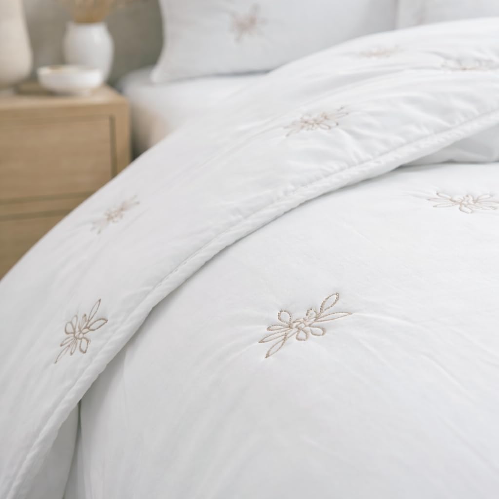 Victorio & Lucchino Colcha Bordada Elegante con Fundas de Cojín a Juego - Diseño Premium Sofisticado para Dormitorio - Modelo Luciana (Blanco, Cama 105cm)