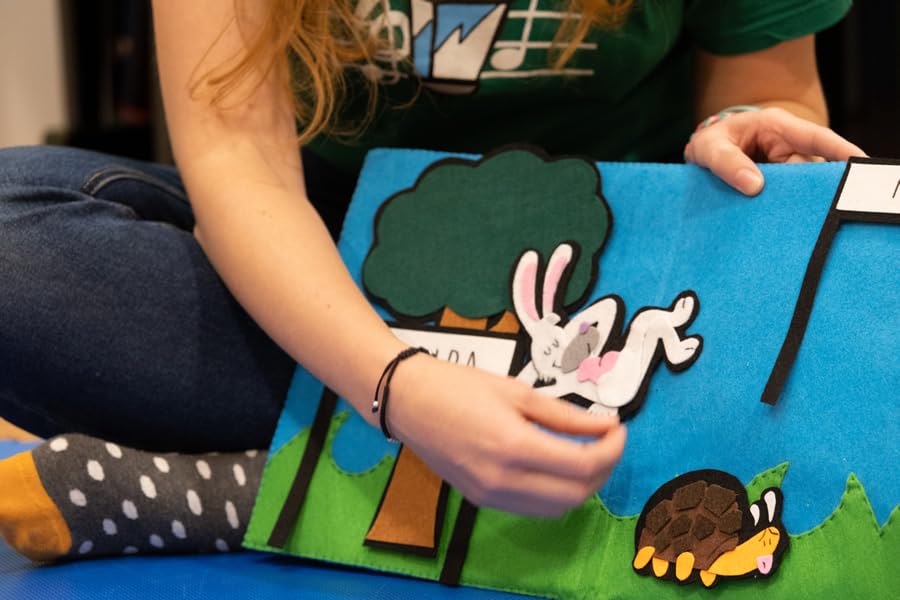 Musicaeduca | Libro de Fieltro La Liebre y la Tortuga | Tamaño 50cmX30cm | Incluye Bolsa de Fieltro y Opción de Compra de Solo Personajes | Cuenta Historias con los Cuadernos de Musizón