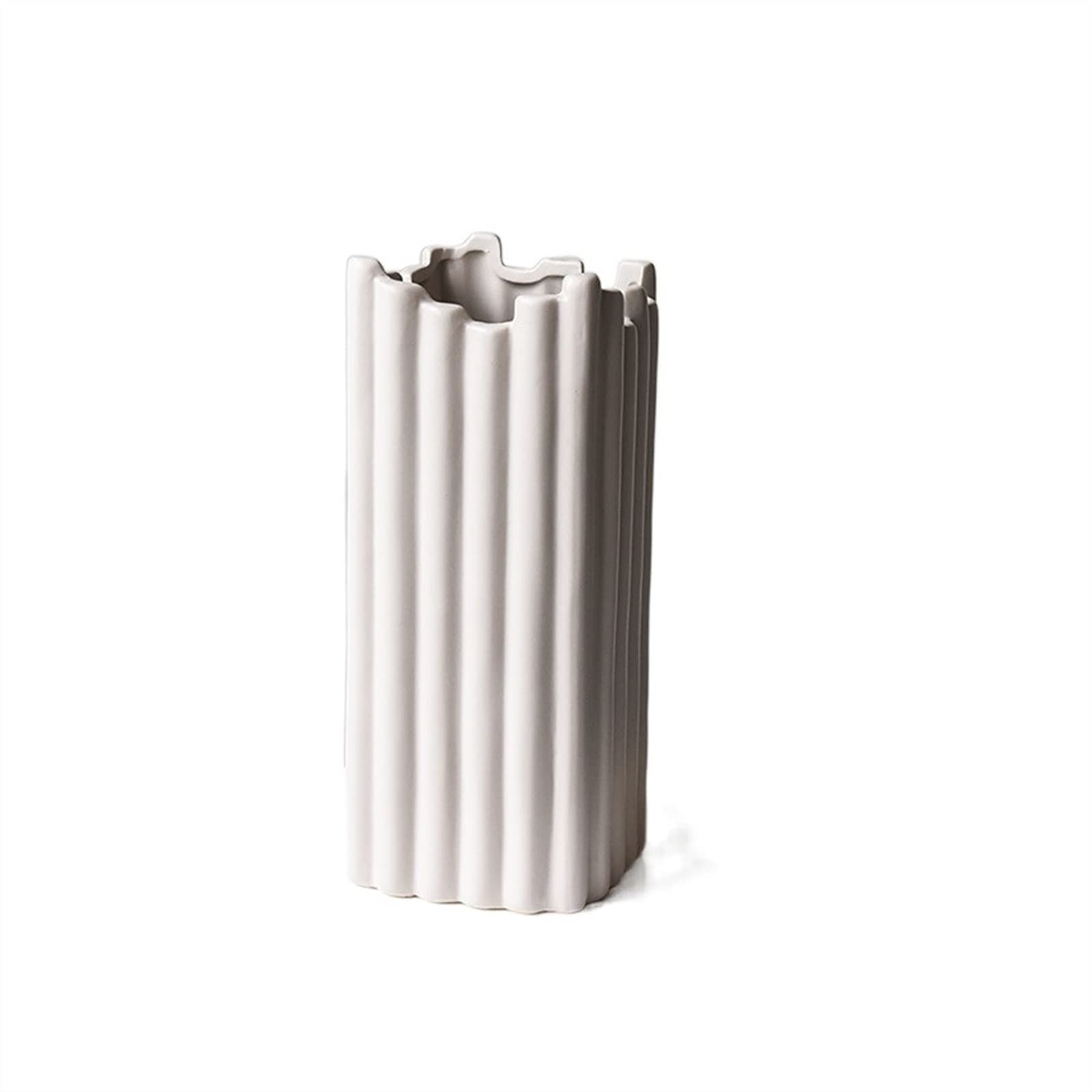 Pour les fleurs vase de sol céramique beige contre les espaces vides