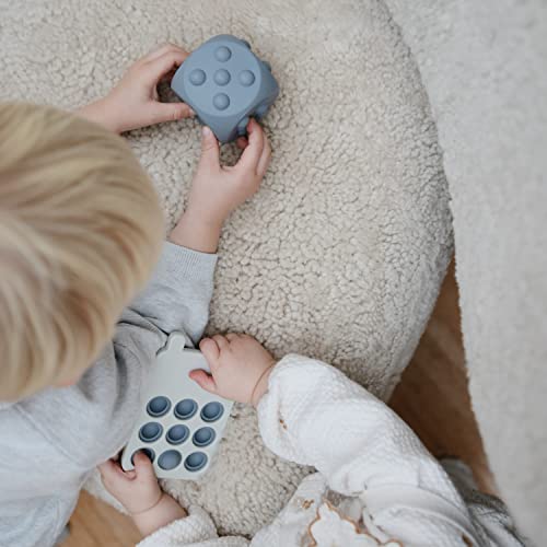 Mushie Würfel Drückspielzeug | Sensorisches Spielzeug zum Schieben und Drücken | Entwicklung der Feinmotorik | Einfaches Rechnen | 100% Lebensmittelechtes Silikon | (Tradewinds/Stone)