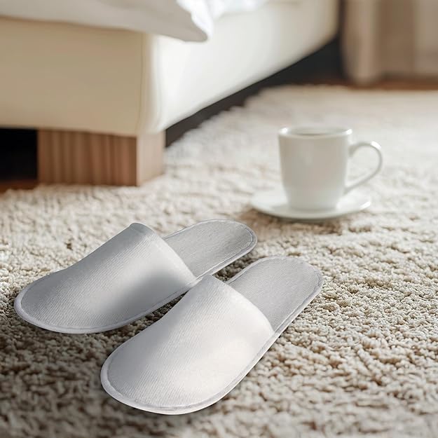 Lot de 20 paires de pantoufles jetables avec pochette pour invités, pantoufles en vrac pour hôtel, spa, voyage, maison sans chaussures, antidérapantes (blanc)