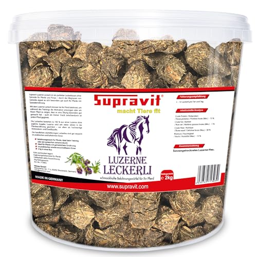 Supravit Luzerne Pferde Leckerlies 2kg – getreidefreie & zuckerfreie Pferdeleckerlis aus 100% Luzerne | natürliche Belohnungswürfel für Pferde & Ponys im wiederverschließbaren Eimer