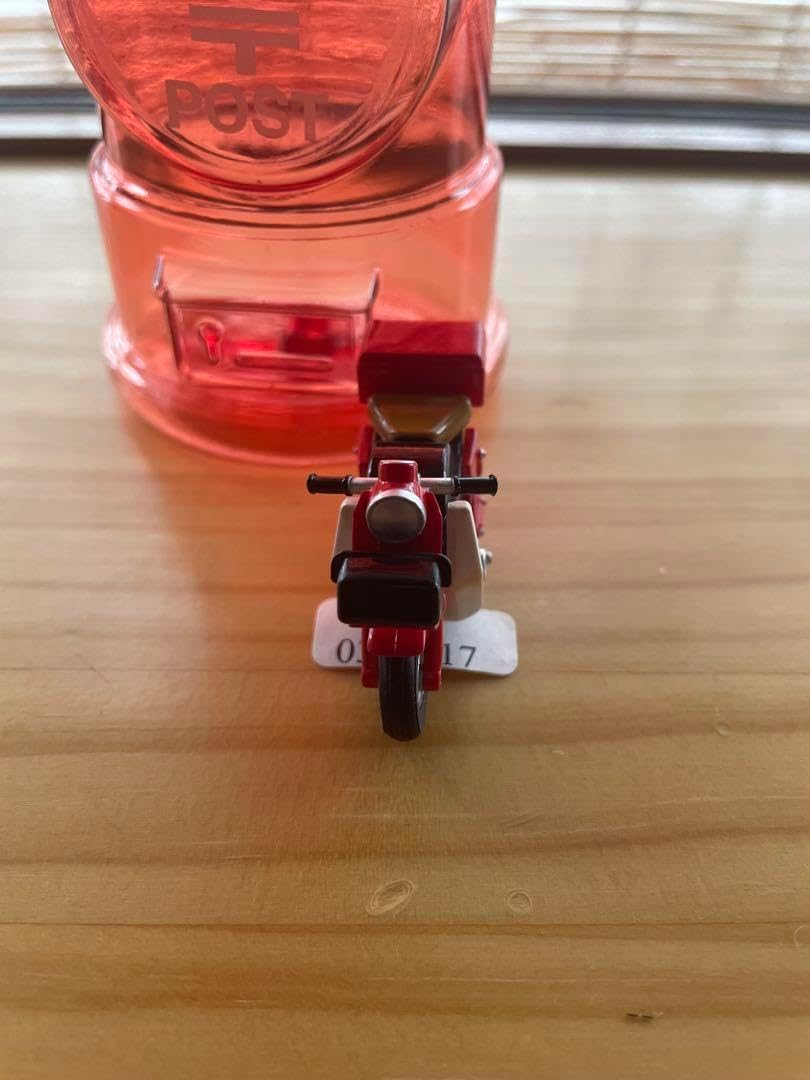 赤い郵便ポストとミニバイクのセット 赤い郵便ポストとミニバイクのセット