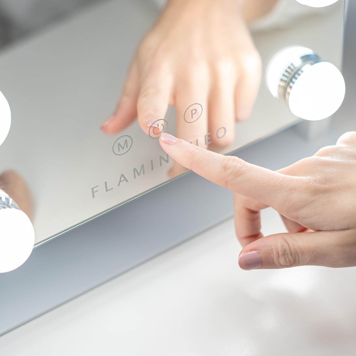 Flamingueo Specchio Trucco con Luci Curvo - 9 LED - 3 Modi di Luce - Intensità Regolabile - Controllo Tattile - Posizione Regolabile - Vanity Mirror - Bianco - 30,5x6x36cm