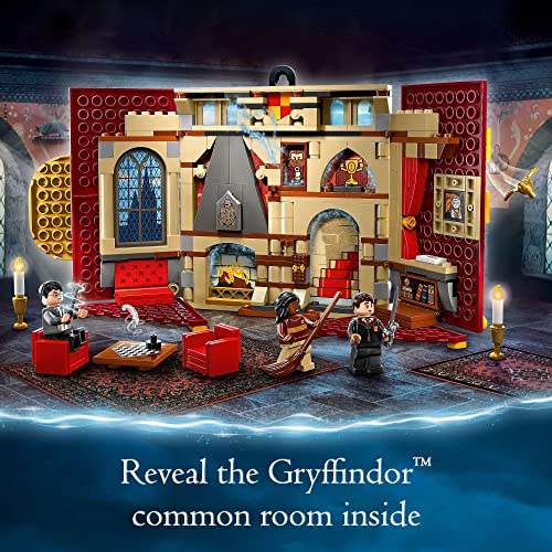 Harry Potter 76409 - Set di striscioni per casa di Grifondoro, castello di Hogwarts, giocattolo da parete o da parete, giocattolo da viaggio pieghevole, da collezione con 3 minifigure - Lego - Immagine 3