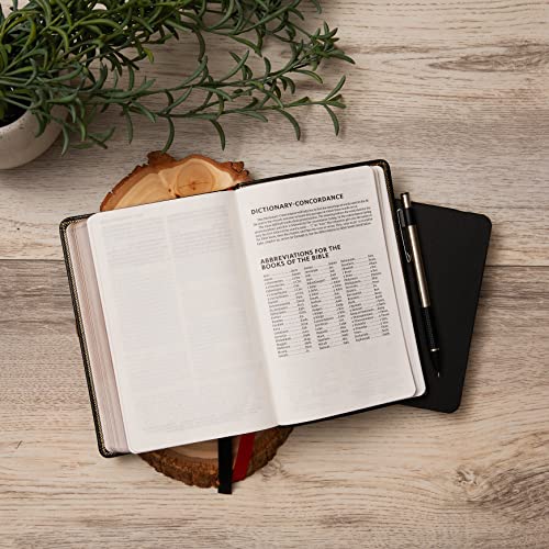 NKJV, Deluxe Reference Bible, Compact Large Print, Leathersoft, Black, Red Letter, Comfort Print: Ho