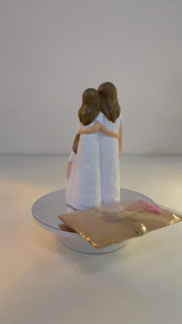 Estatua de resina madre e hija abrazándose pintada a mano miniatura 7